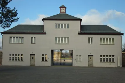 Ворота концтабору в Оранієнбурзі "прикрашав" напис Arbeit macht frei, тобто "Праця звільнює". Десятки тисяч в'язнів "Заксенгаузена" звільнення не дочекалися... Фото wikimedia.org.