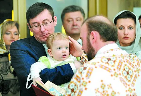 У греко-католицькому храмі Св. Василія Юрій Луценко, як і обіцяв, охрестив 1,5 річну Єву, доньку свого товариша Юрія Стеця