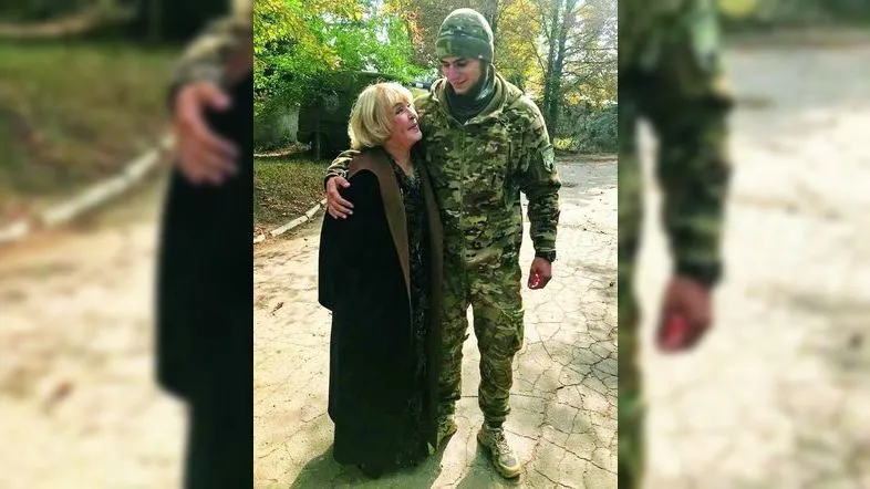 На світлині народна артистка України Ада Роговцева із Героєм України Дмитром Коцюбайлом. Він для неї був рідним. Але все ж — не онуком…