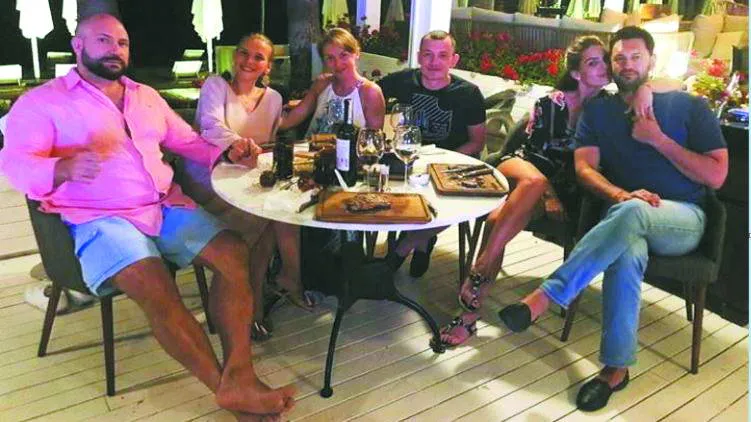Зліва – заступник міністра Лев Парцхаладзе. Справа – депутатська парочка, Олена Кошелєва і Давид Макар’ян. А посередині – мабуть, виборці, з якими депутати на турецькому окрузі працювали. Фото з Instagram