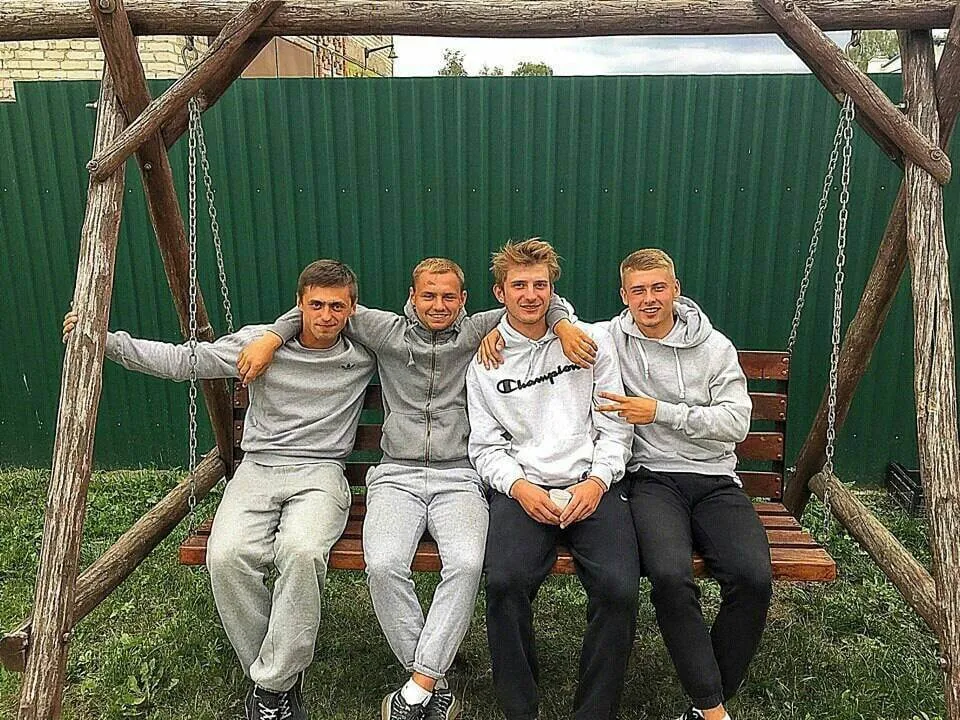 Для Михайла Оприска (на фото – крайній зліва) друзі - то було все… Фото з домашнього альбому Володимира Николишина.