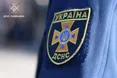 Львівські рятувальники виштовхали з болота автомобіль швидкої