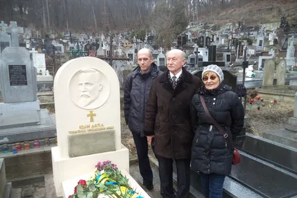 Володимир Гуменецький-Липа – у центрі (зять Юрія Липи біля могили Івана Липи на цвинтарі у Винниках).