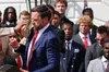 Віцепрезидент США зламав чемпіонський кубок футбольної команди Buckeyes