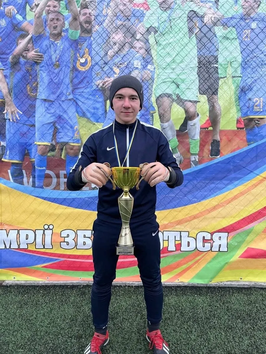 Таким запам’ятають талановитого голкіпера Івана Шквирку його рідні, однокласники, наставники, вболівальники... Фото Миколаївського ЗЗСО I-III ступенів 2.