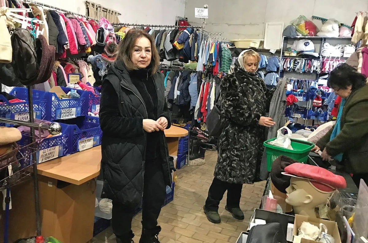 Пані Роксоляна (зліва) показує склад-гардеробну.