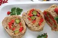 М’ясний рулет з овочами та маринованими огірками