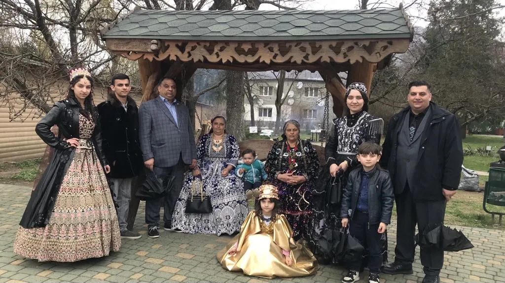 Давид Богар (справа) привіз свою ромську родину на фестиваль. Родина ромів допомагає ЗСУ, діти ходять до музичної школи.