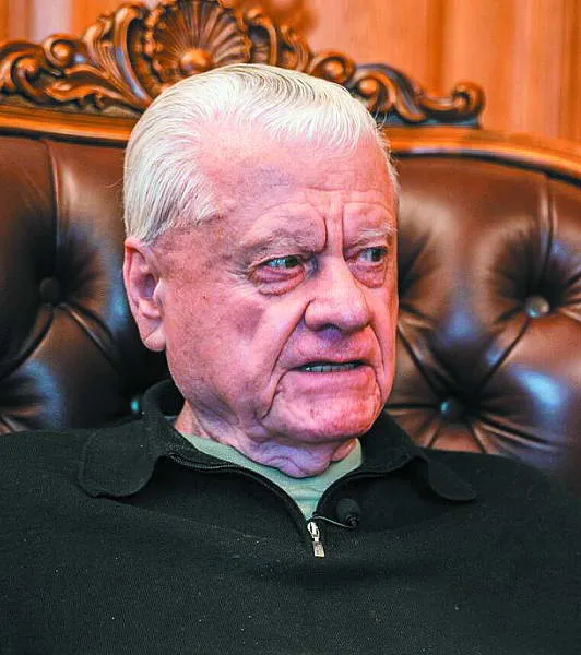 Леонід Яковишин каже, власний мавзолей потрібен для того, щоб після його смерті туди ходили на «паломництво» майбутні покоління. Фото “Суспільне Чернігів” і latifundist.com