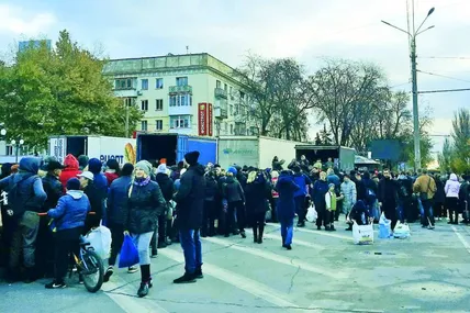 Черга по гуманітарну допомогу на площі Свободи. Фото Ольги ЧИТАЙЛО