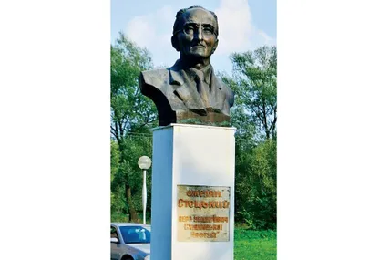Пам’ятник Омеляну Стоцькому у Східниці роботи Василя Одрехівського. Фото з відкритих джерел