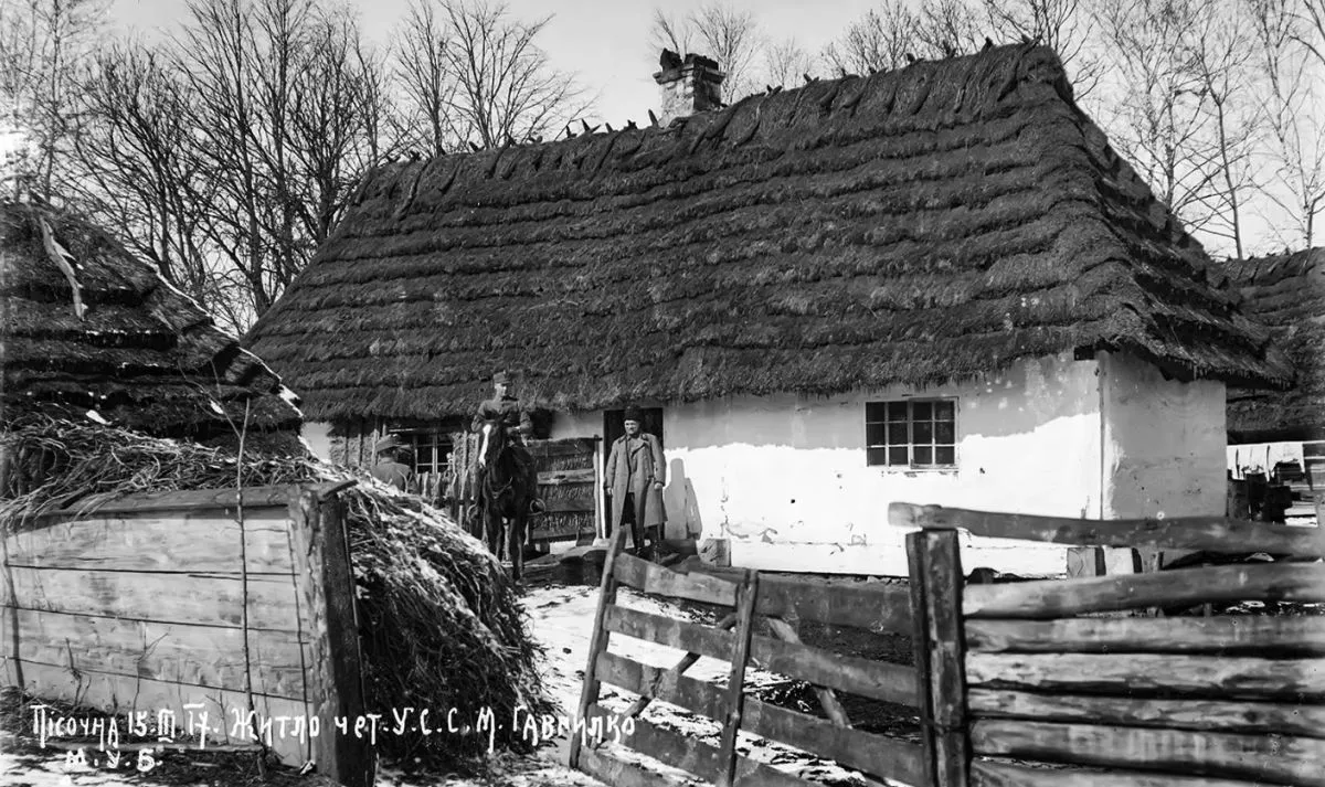 На цій світлині Миколи Угрина-Безгрішного (січового стрільця, прозаїка, поета, драматурга, видавця, фотографа, педагога) зображено помешкання чотаря УСС Михайла Гаврилка у Пісочній.