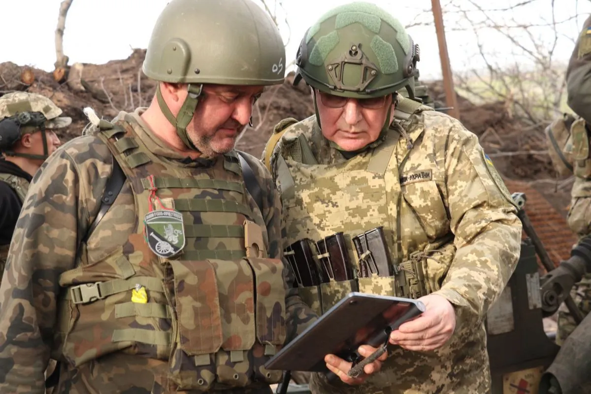 Генерал-лейтенант Павло Ткачук в районі виконання бойових завдань однієї з артилерійських бригад, сформованих Національною академією сухопутних військ. Квітень 2023 року.
