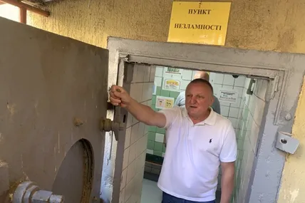 Директор школи №1 показує журналістам, що укриття навчального закладу мають герметичні двері, бо колись тут було протирадіаційне укриття. Фото авторки