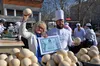 На Одещині встановили рекорд України з виготовлення зеленого борщу зі страусиними яйцями