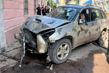 У Яворові нетвереза водійка автомобіля збила поліцейську на тротуарі.