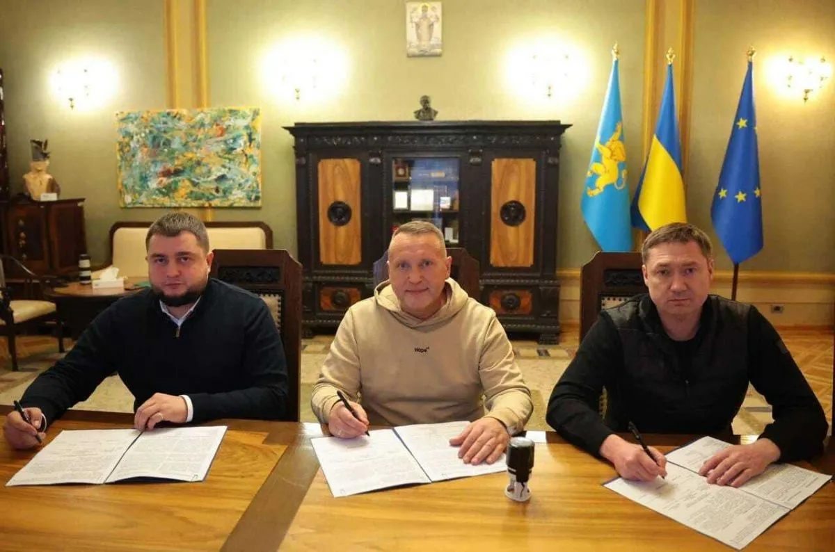 Ігор Гринкевич (у центрі) підписує угоди про співпрацю з в. о. голови Львівської облради Юрієм Холодом (зліва) та головою Львівської ОВА Максимом Козицьким (справа).