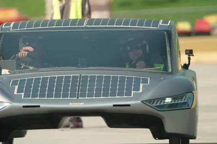 Середня швидкість Sunswift 7 на дистанції 1000 км становила майже 85 кілометрів на годину. Фото Sunswift TV.