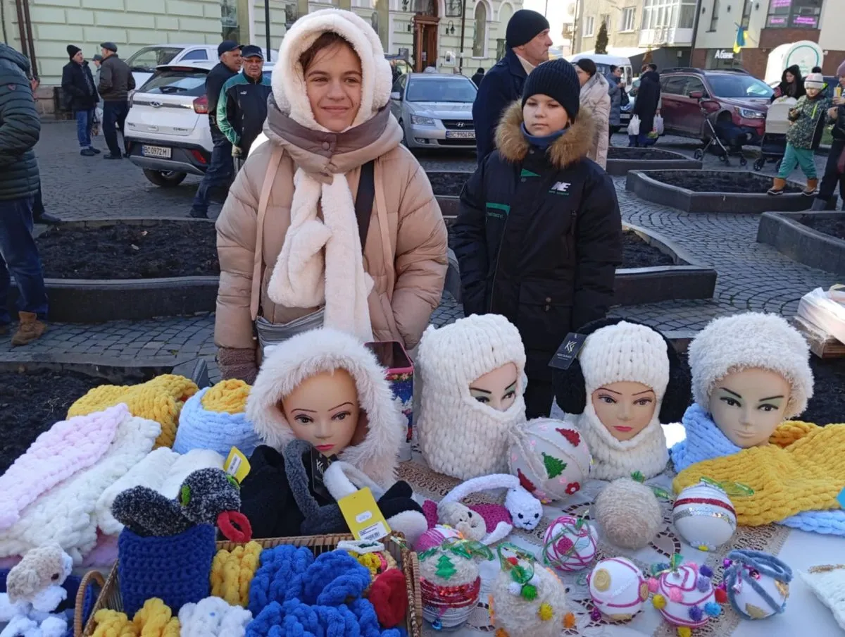 Вероніка з плетеними виробами.
