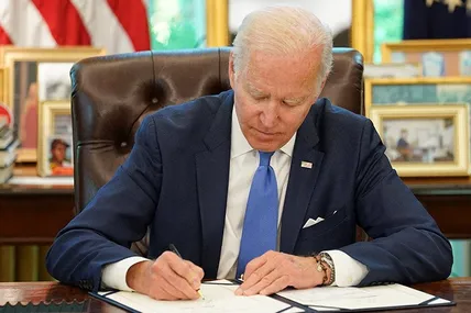 Україна отримає від США реактивні системи, які здатні вражати цілі на великій відстані, - Байден