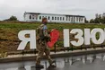 На вулиці визволеного Ізюма Вакарчук разом із місцевими заспівав «Червону руту»