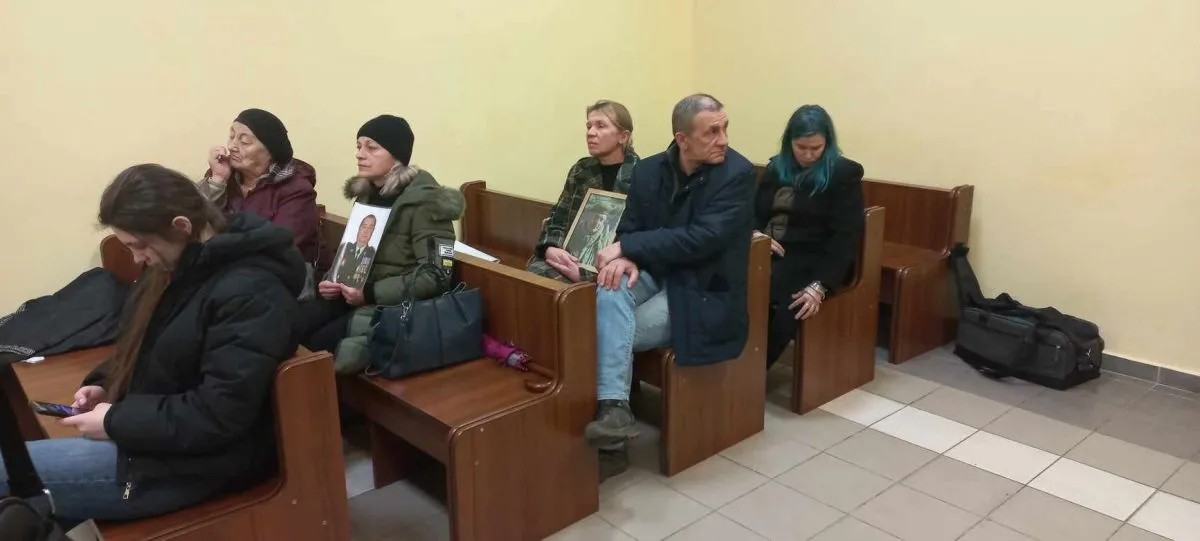 Поруч з потерпілими ( в останньому ряду) - донька О.Косторного
