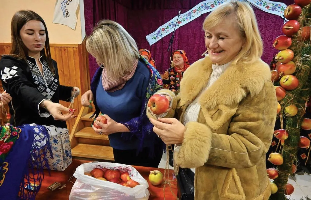 Майстер-клас з нанизування на нитку яблук.