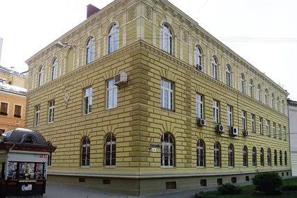 Від 1880-х років будинок належав багатому міщанину Шталю, відповідно в народі мав назву “шталівка”. Фото із Вікіпедії