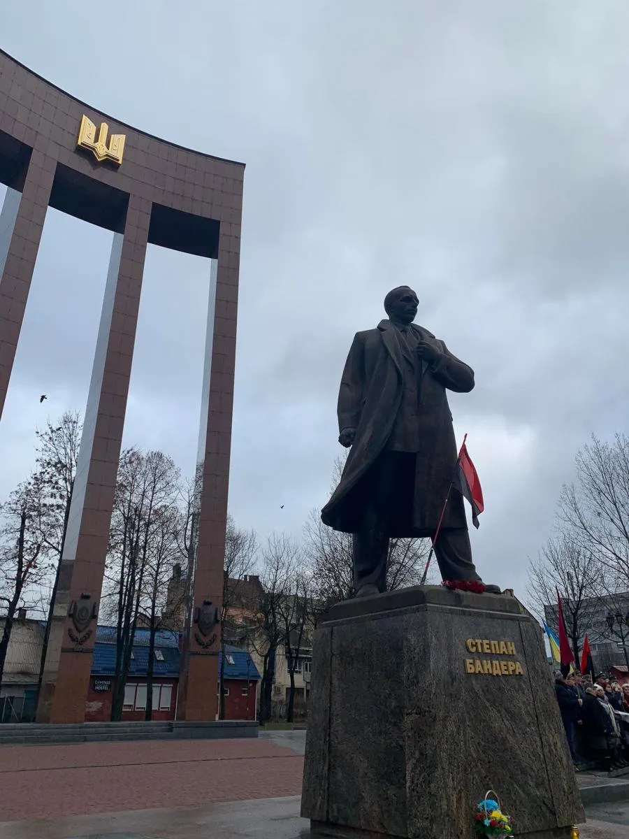 Урочистий захід біля пам’ятника Степану Бандері