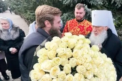 Колишній нардеп від «Слуги народу», а нині представник депутатської групи «Відновлення України» Артем Дмитрук вітає проросійськи налаштованого митрополита УПЦ (мп) Агафангела.