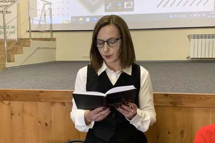 Авторка зачитала щемливий розділ зі своєї книги про війну та жахливі події березня 2022 року. Фото авторки