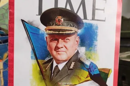 Журнал TIME зі Залужним на обкладинці та його автографом