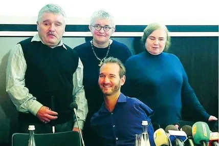 Володимир Дурнєв (зліва) з Ніком Вуйчичем, дружиною Тетяною (справа) та іконописицею Іванкою Крип’якевич. Фото автора