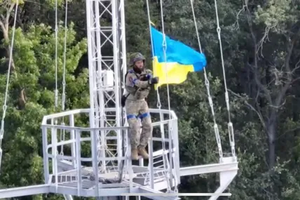 Наші військові встановлюють український стяг. Скріншот з відео.
