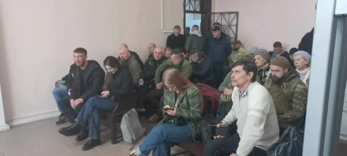 На засідання у справі Новицької постійно приходять військові.
