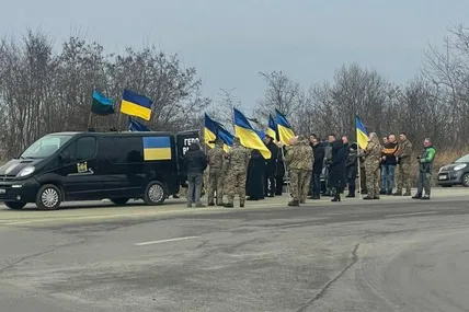 Траурний кортеж з тілом загиблого захисника України – Олександра Шишкіна