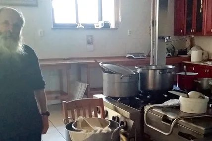 Брат Ілля варить сир за давніми рецептами, які використовувала його мама. Фото надане Крехівським монастирем.