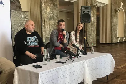 Максим Голенко (зліва) попросив Богдана Ревкевича розповісти про виставу "Дами і Гусари". Фото авторки