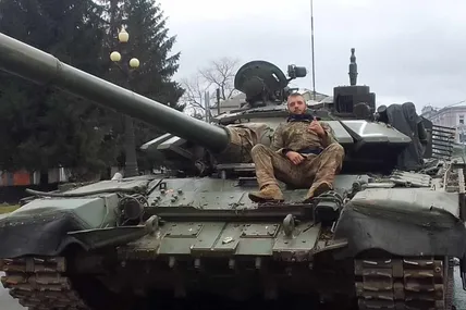 Французький доброволець на захопленому українцями танку рашистів. Фото з особистого архіву Ніколя Брендона