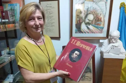 Галина Фесюк демонструє «Кобзар», вага якого 7 кілограмів. Фото автора